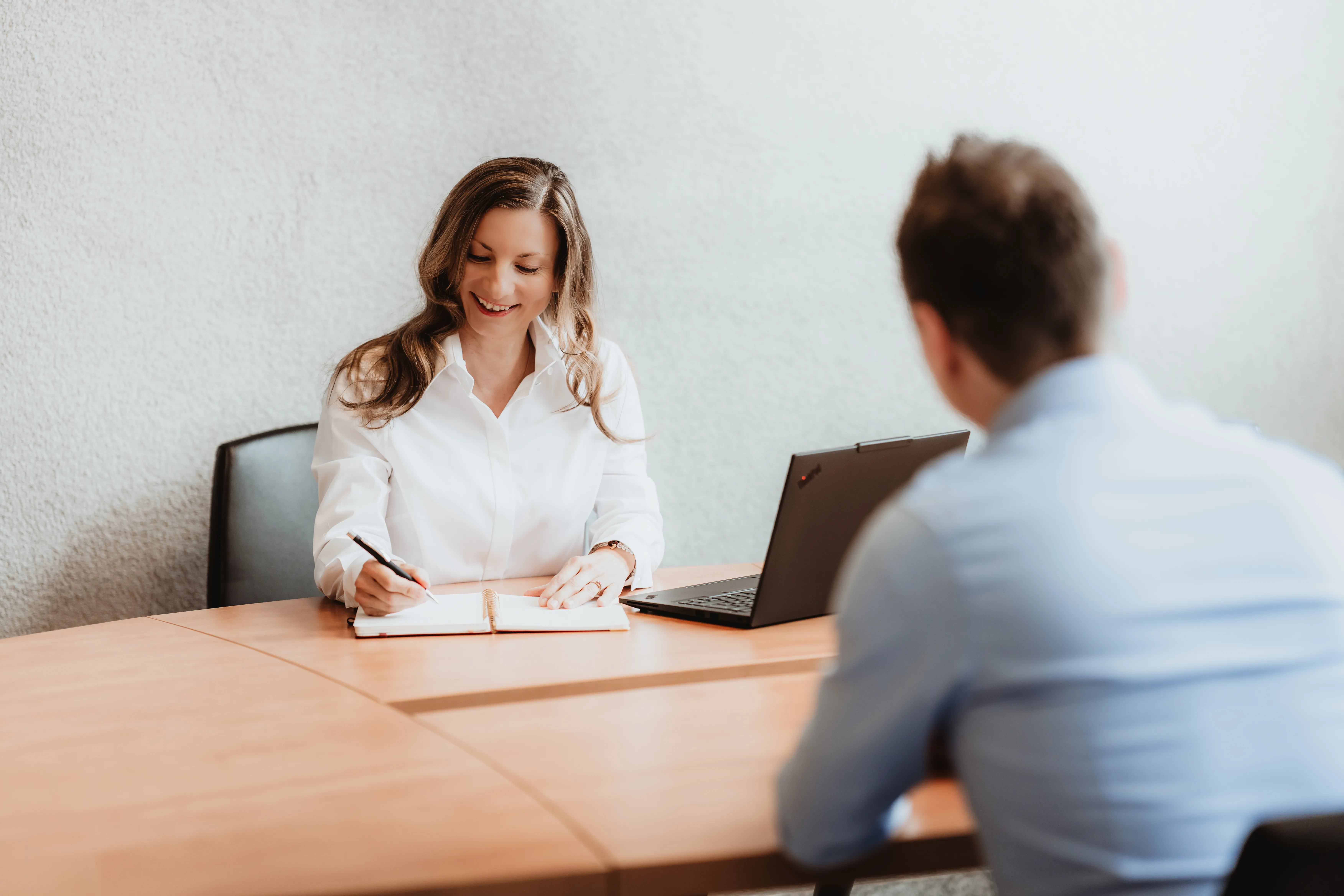 Persönliche Rechtsberatung: Anwältin im Gespräch mit Mandant – vereinbaren Sie jetzt Ihren Termin